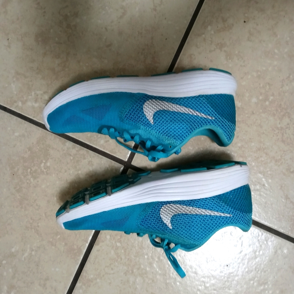 Nike revolution 3